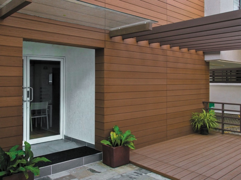 Co-extrusion cladding with woodgrain finish